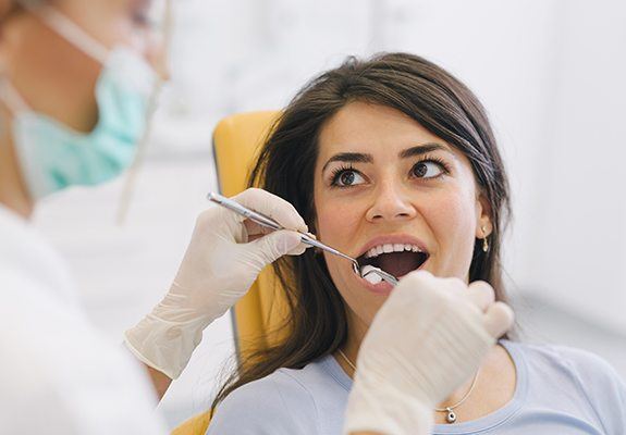Woman having wisdom tooth extracted